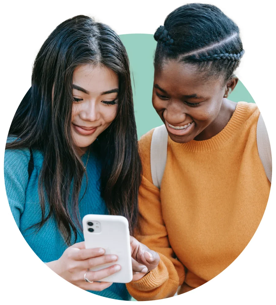 Image de bannière. Deux personnes regardant un téléphone.